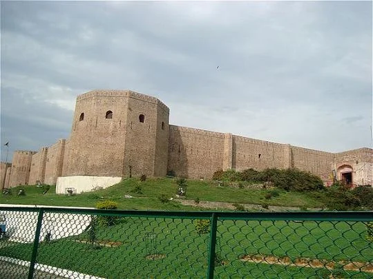 Ancient Fortified Ridges and Mountain Citadels in Western India